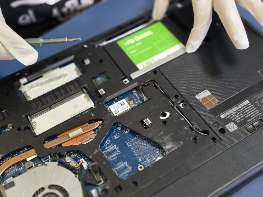 Cambio de disco duro por SSD en notebook, servicio técnico REPARANDOLA Montevideo